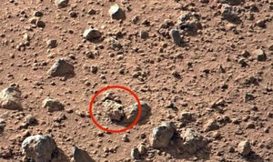 On a trouvé une tête de mort sur Mars !!